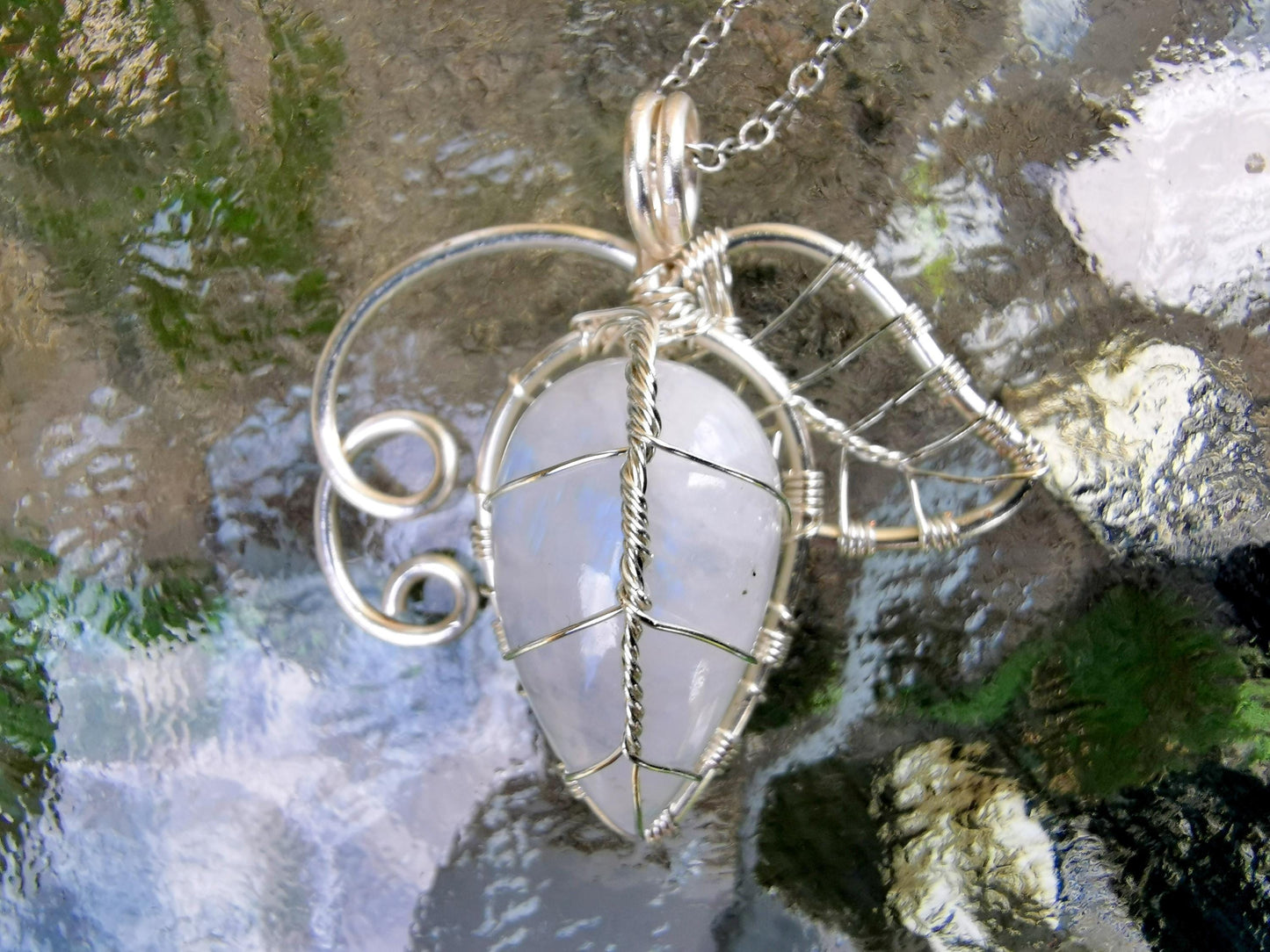 Leaf pendant with a moonstone gemstone
