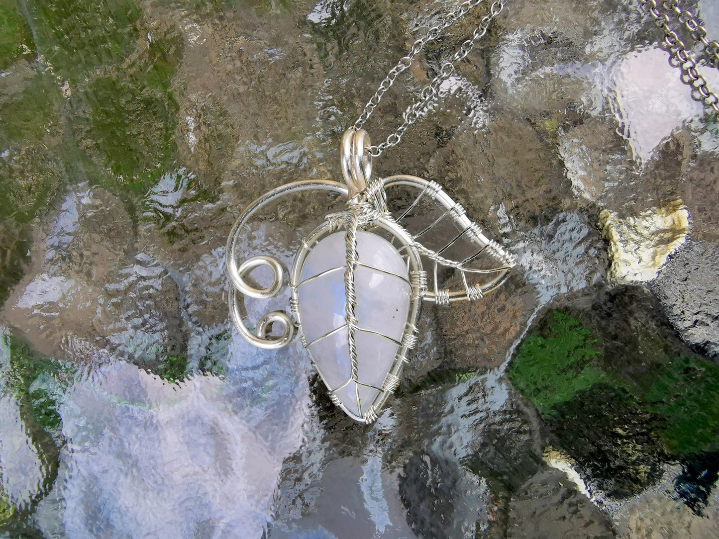 Leaf pendant with a moonstone gemstone