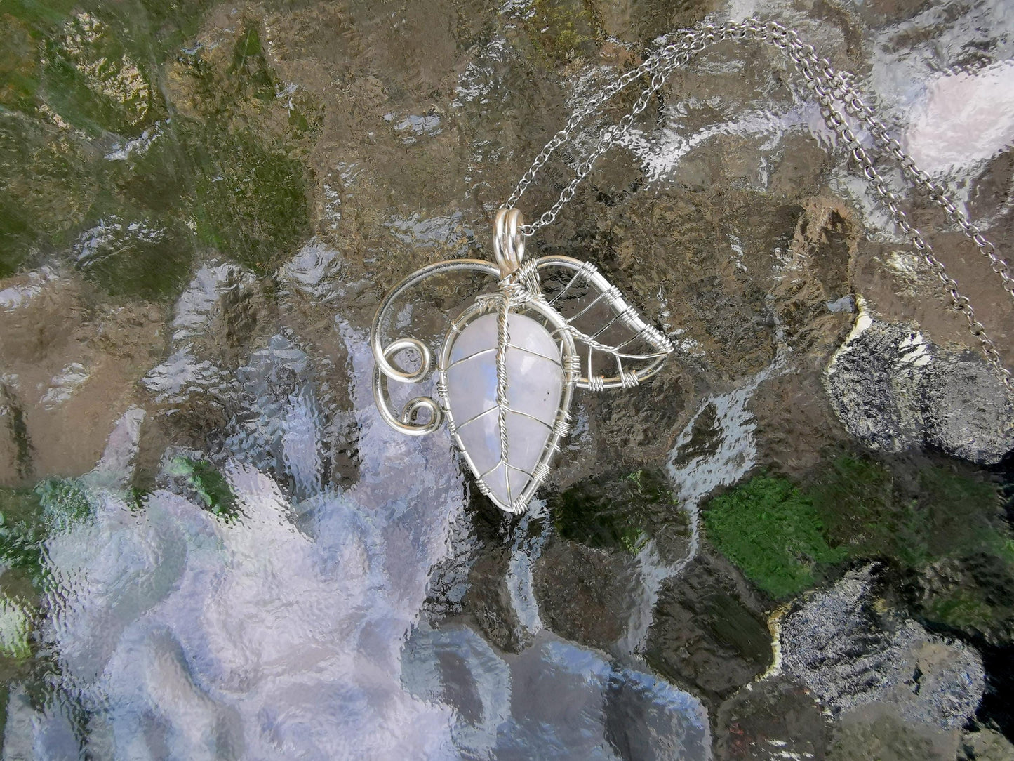 Leaf pendant with a moonstone gemstone