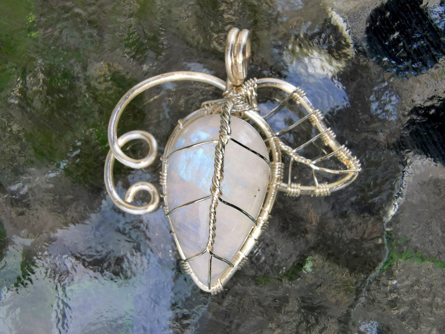 Leaf pendant with a moonstone gemstone