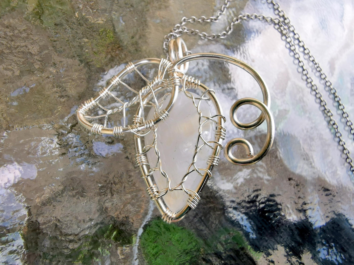 Leaf pendant with a moonstone gemstone
