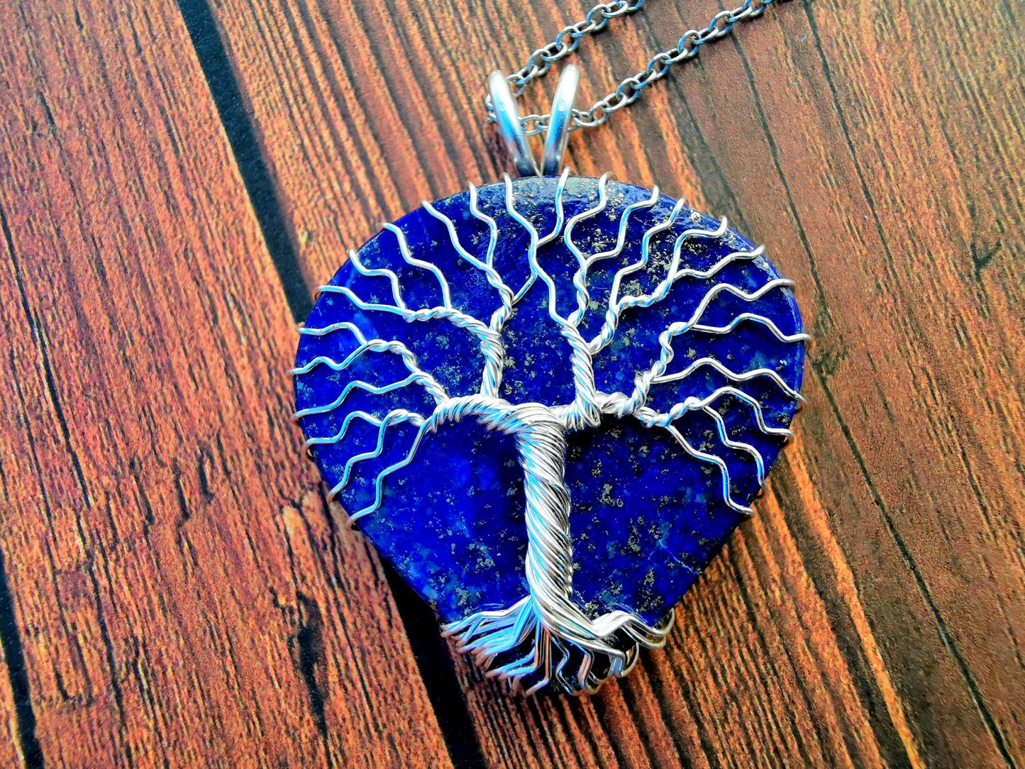 Tree pendant with a lapis lazuli gemstone