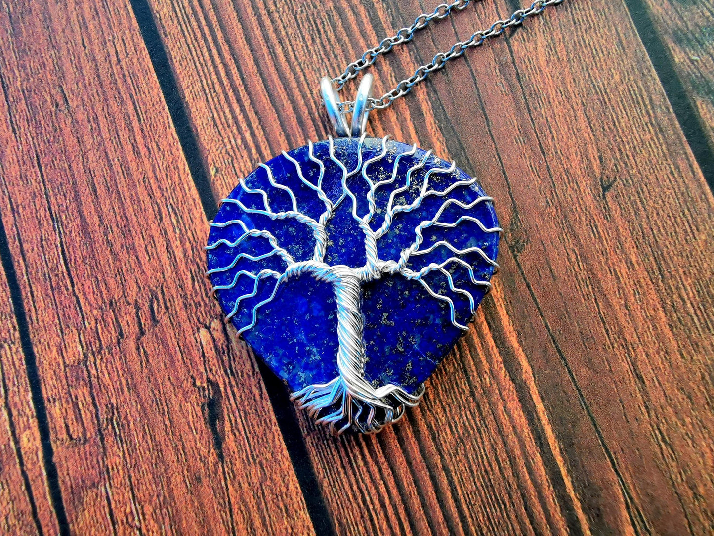 Tree pendant with a lapis lazuli gemstone