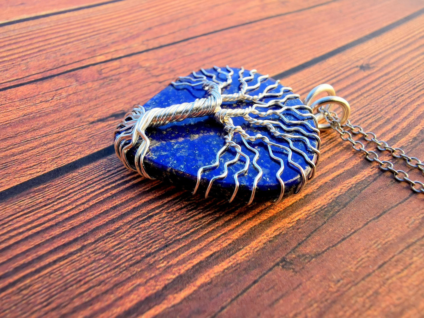 Tree pendant with a lapis lazuli gemstone