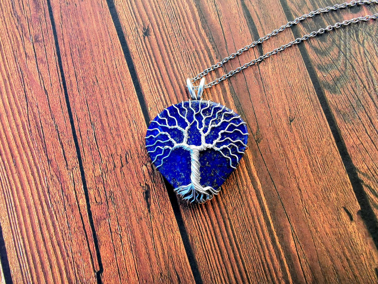 Tree pendant with a lapis lazuli gemstone