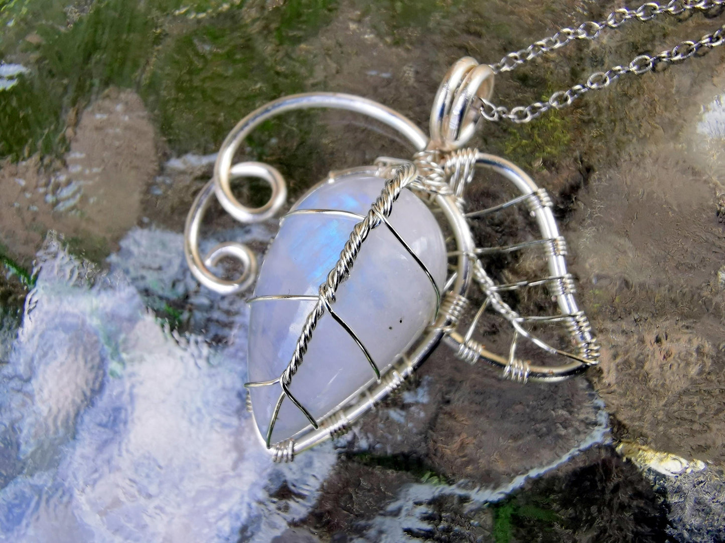 Leaf pendant with a moonstone gemstone