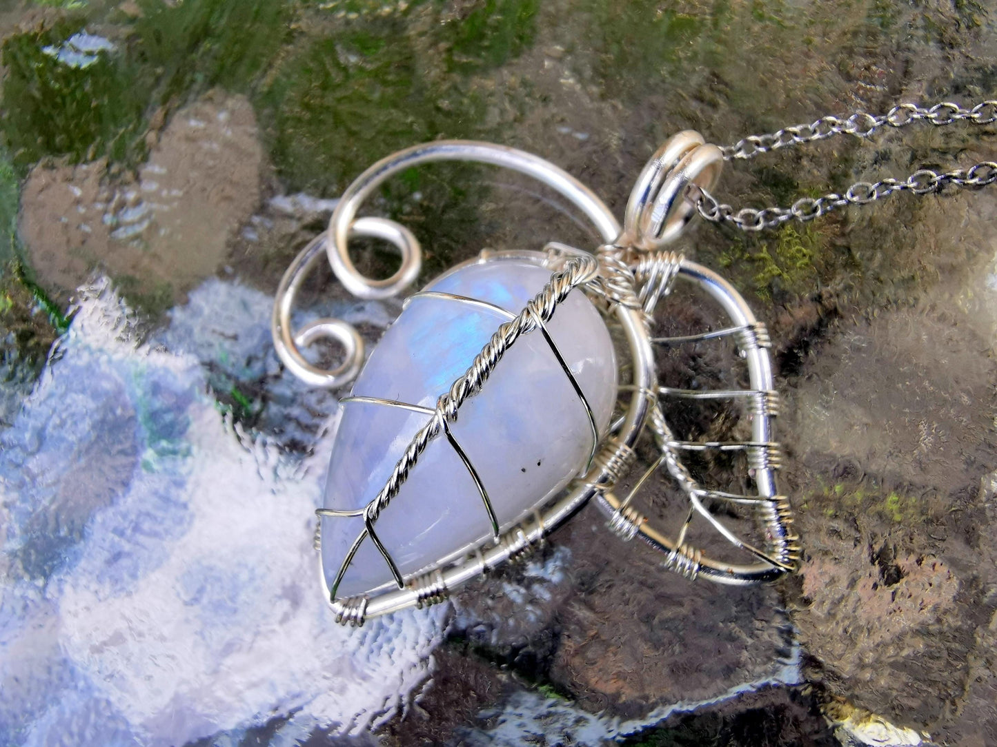 Leaf pendant with a moonstone gemstone