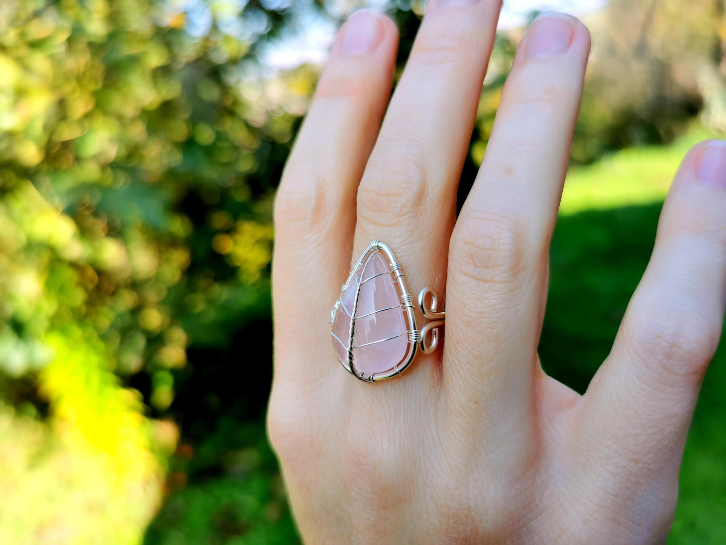 Leaf ring with a rose quartz gemstone