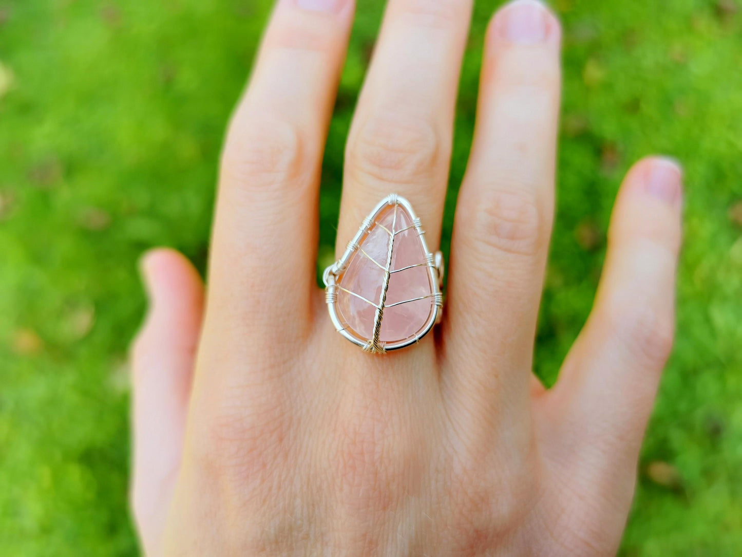 Leaf ring with a rose quartz gemstone