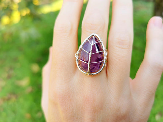 Leaf ring with an amethyst gemstone