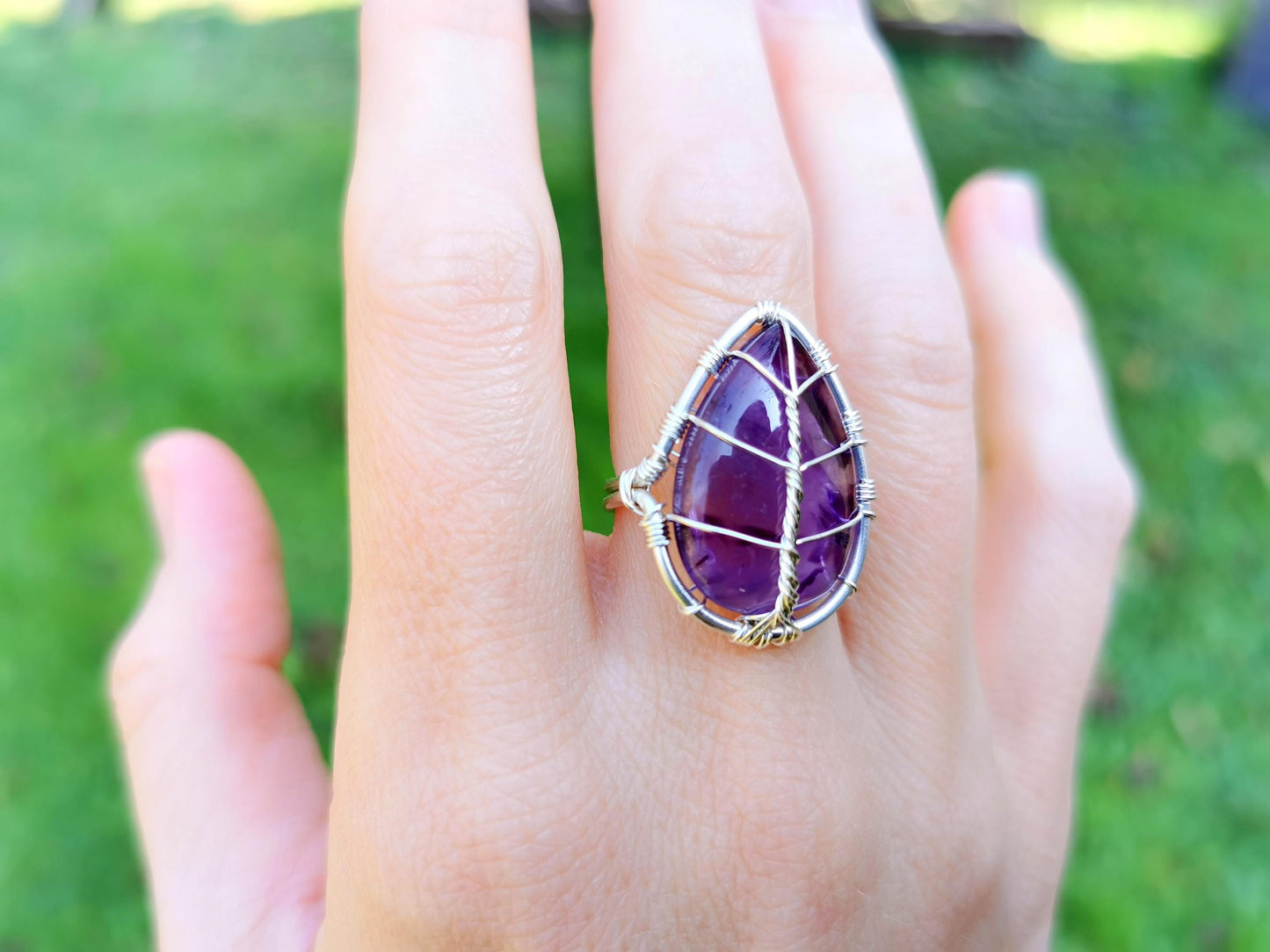 Leaf ring with an amethyst gemstone