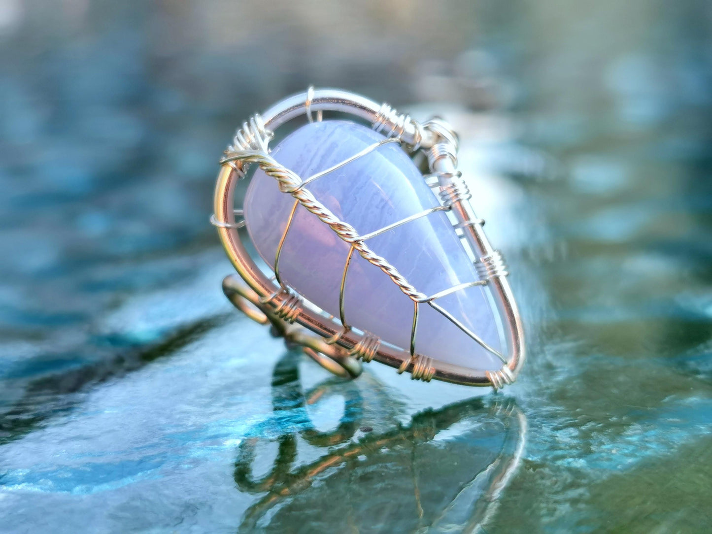 Leaf ring with a lace agate gemstone