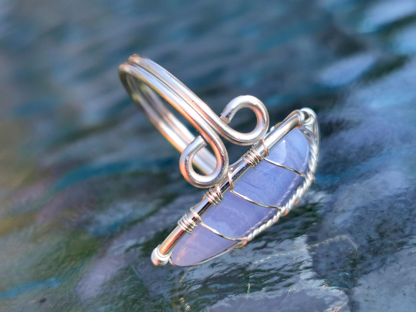Leaf ring with a lace agate gemstone
