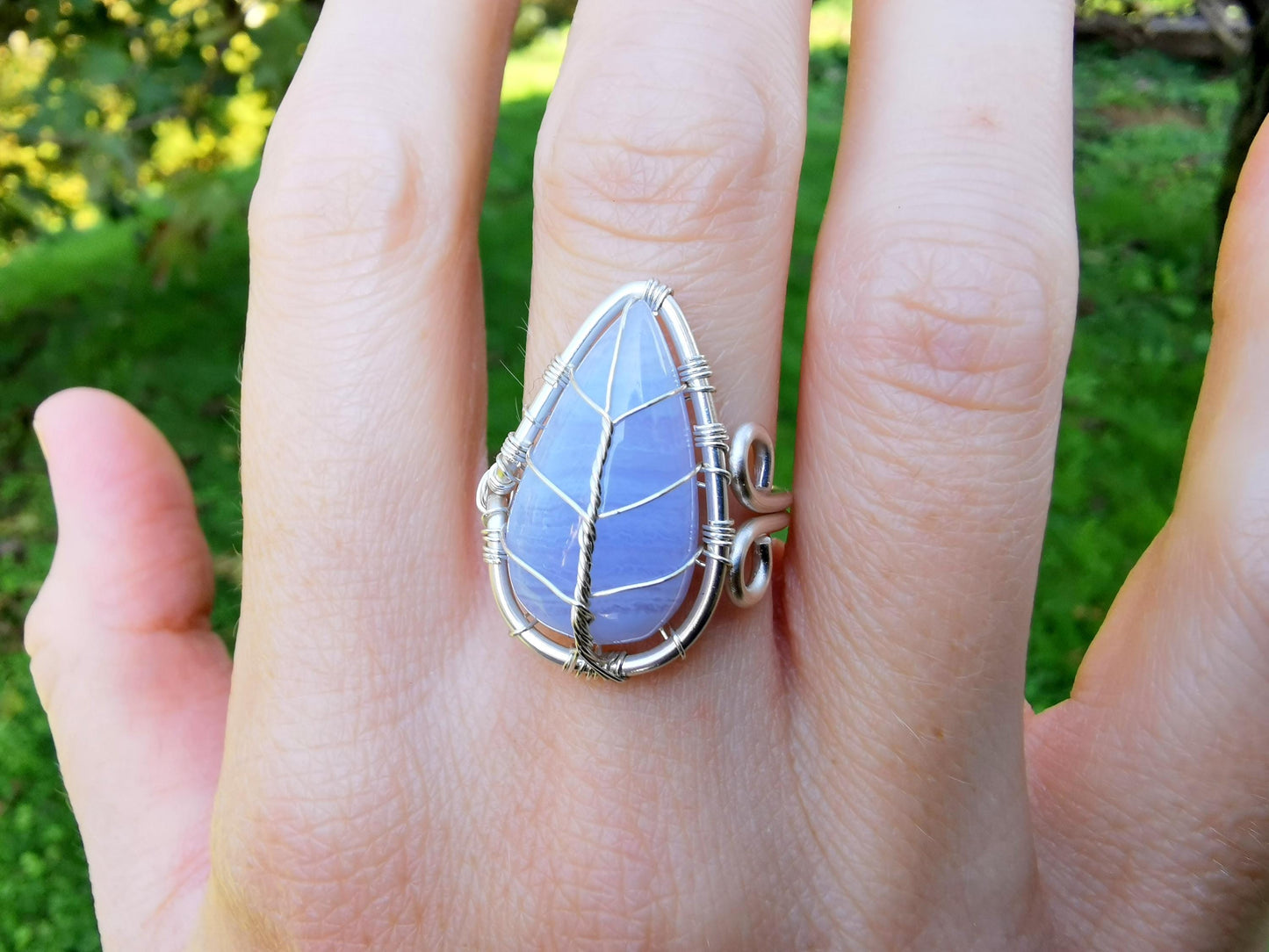 Leaf ring with a lace agate gemstone