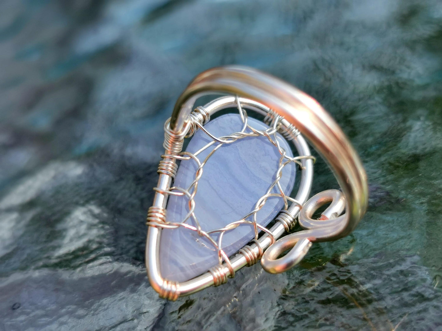 Leaf ring with a lace agate gemstone