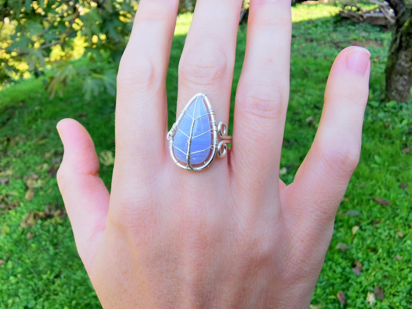 Leaf ring with a lace agate gemstone