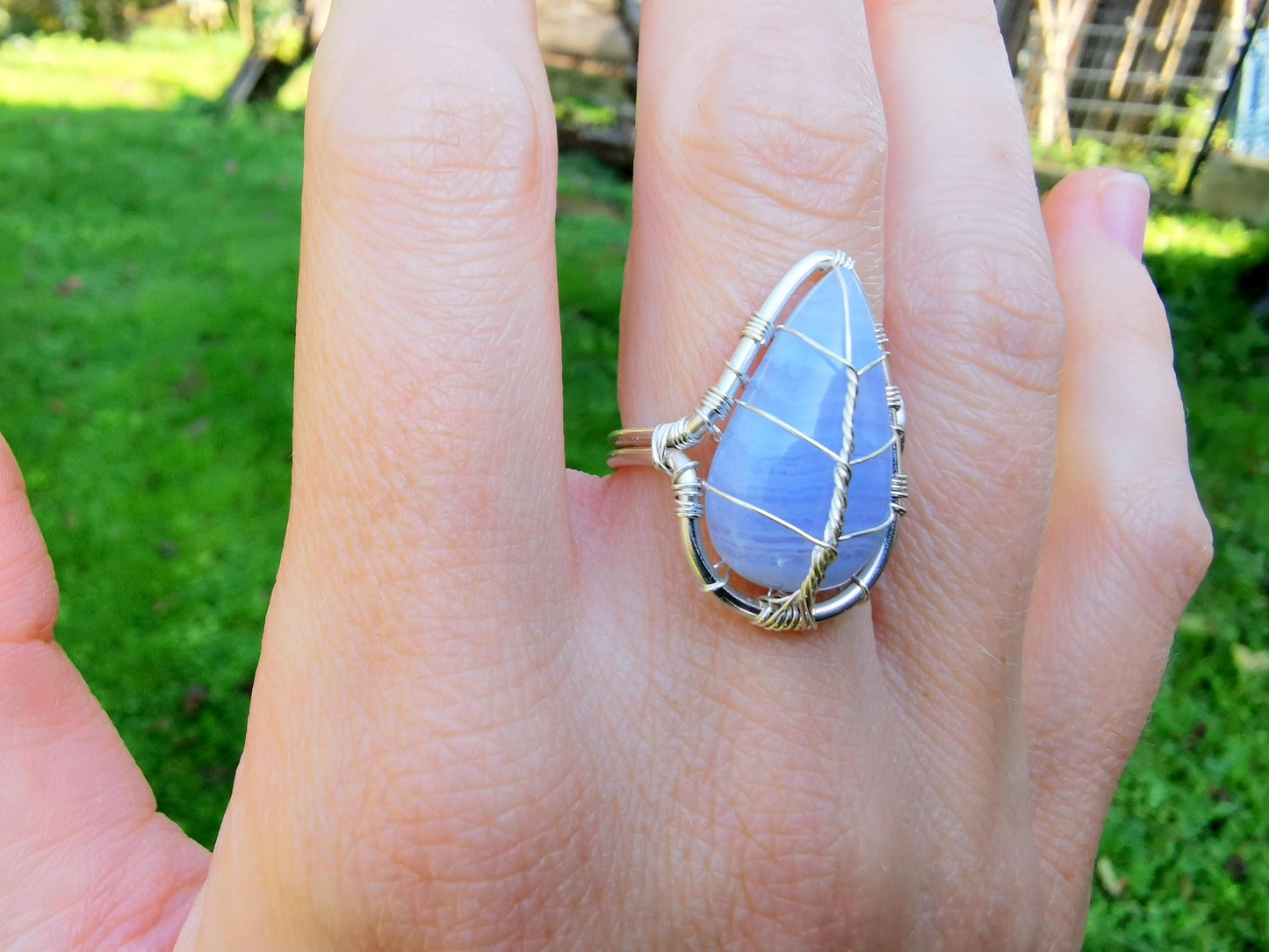 Leaf ring with a lace agate gemstone
