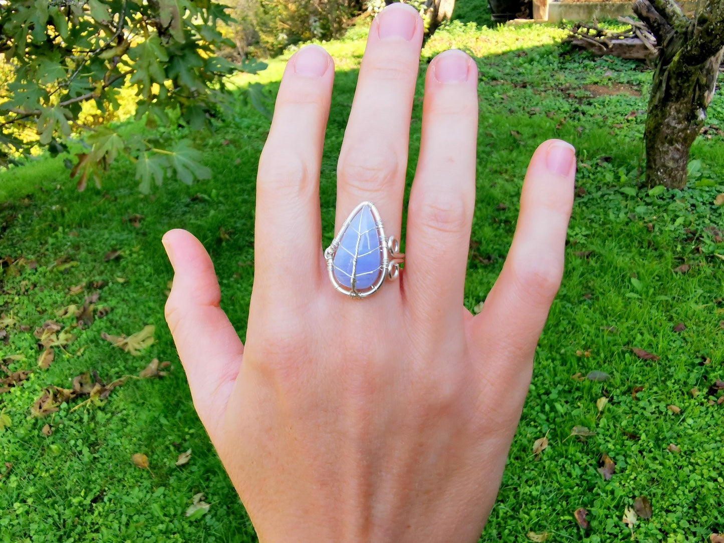 Leaf ring with a lace agate gemstone