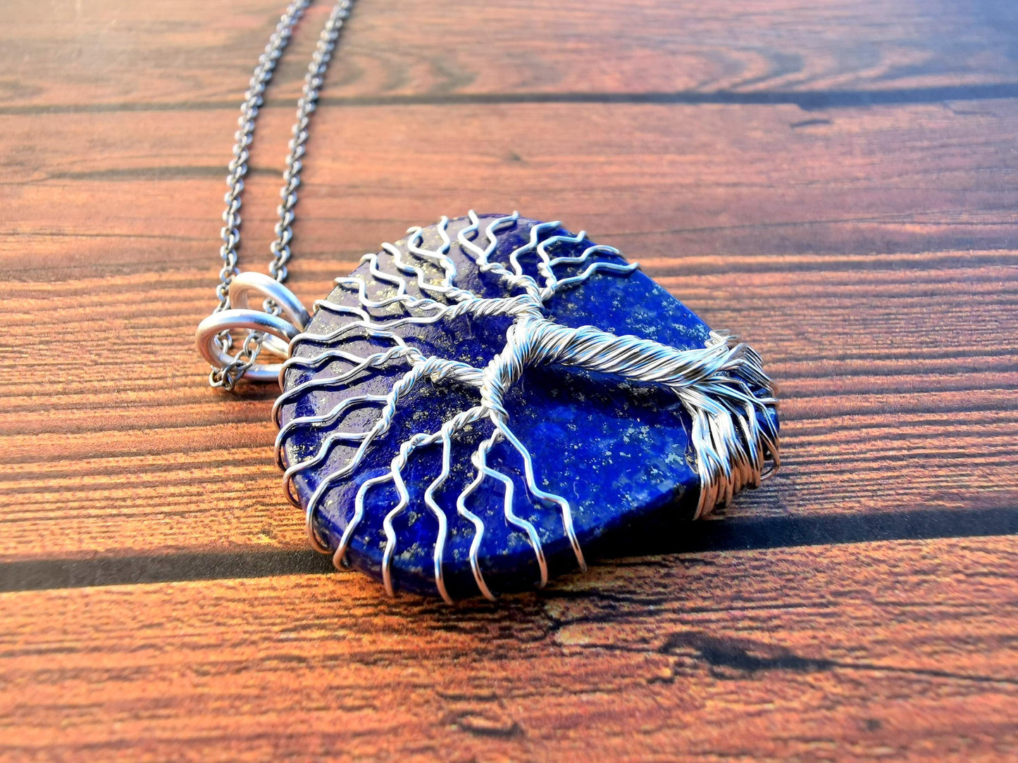 Tree pendant with a lapis lazuli gemstone