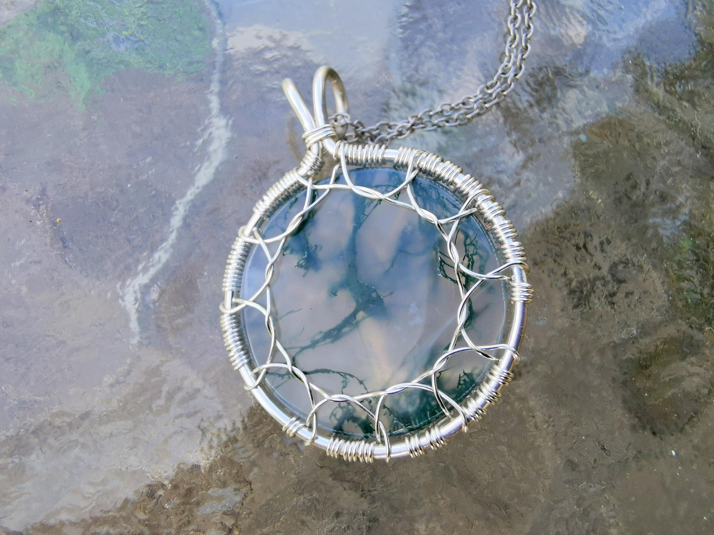 Tree pendant with a moos agate gemstone