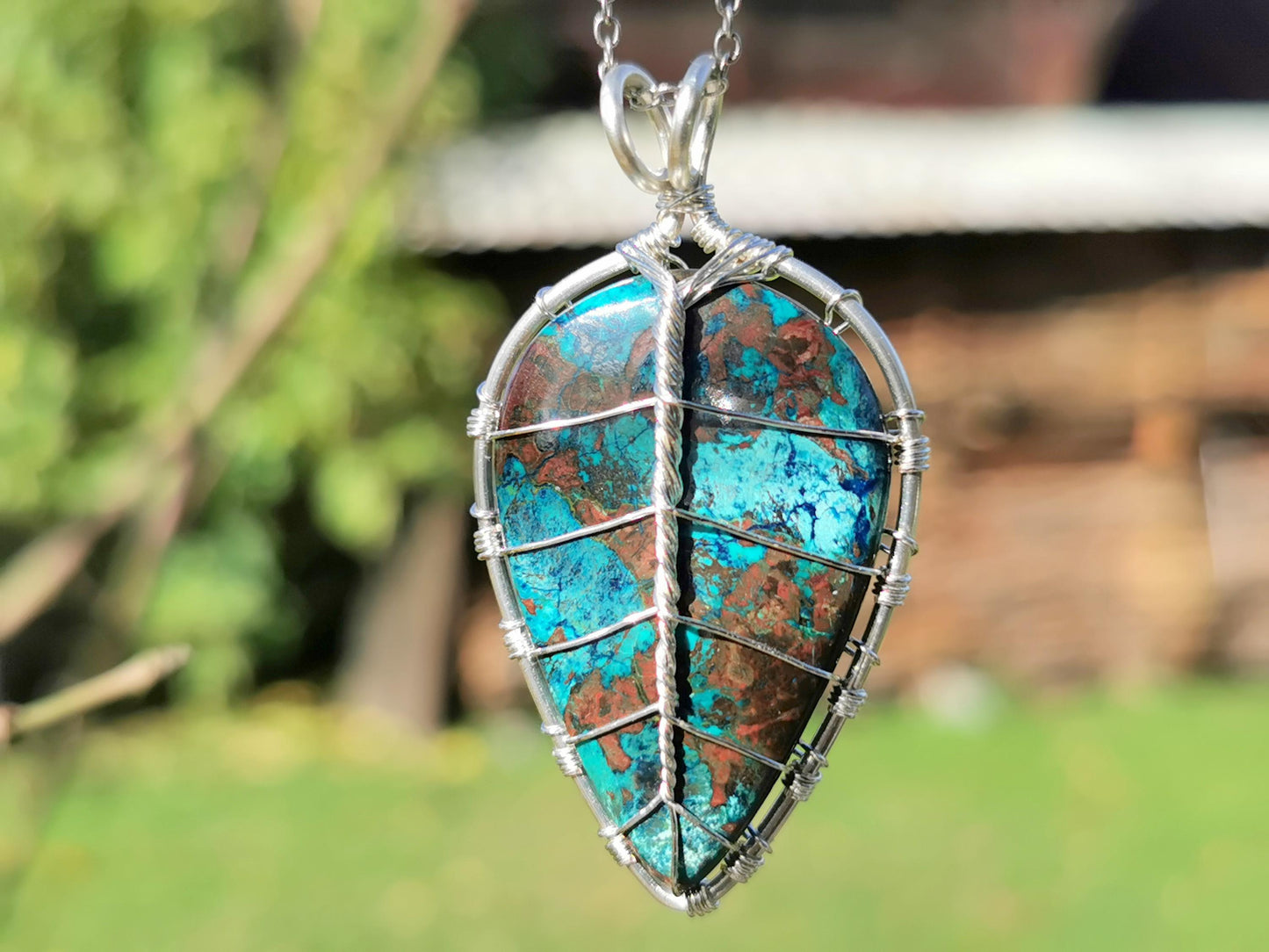 Leaf pendant with an shattuckite gemstone