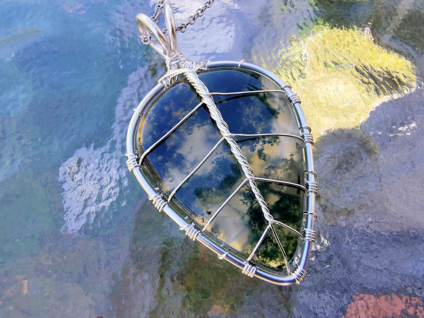Leaf pendant with a moss agate gemstone