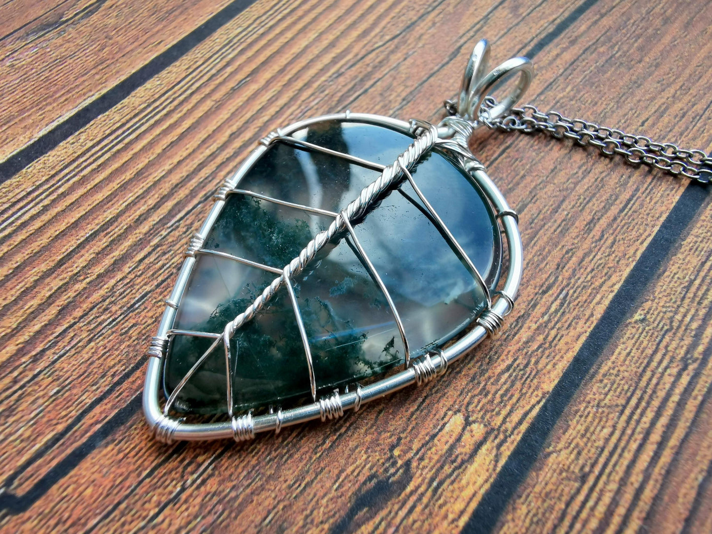 Leaf pendant with a moss agate gemstone