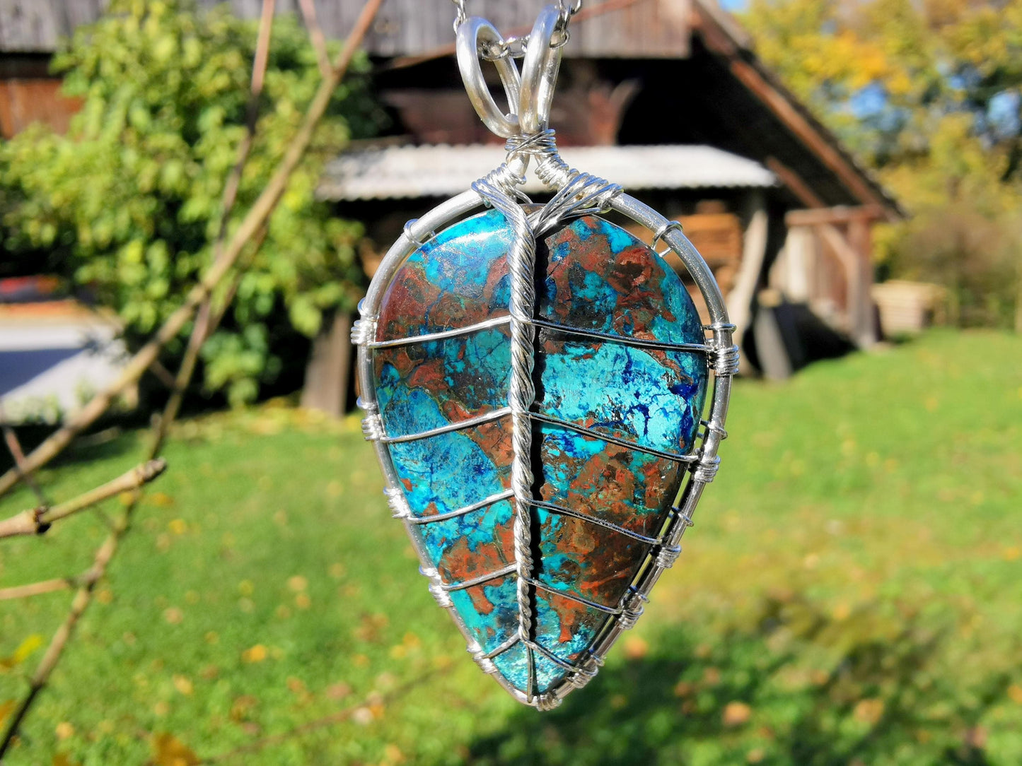 Leaf pendant with an shattuckite gemstone