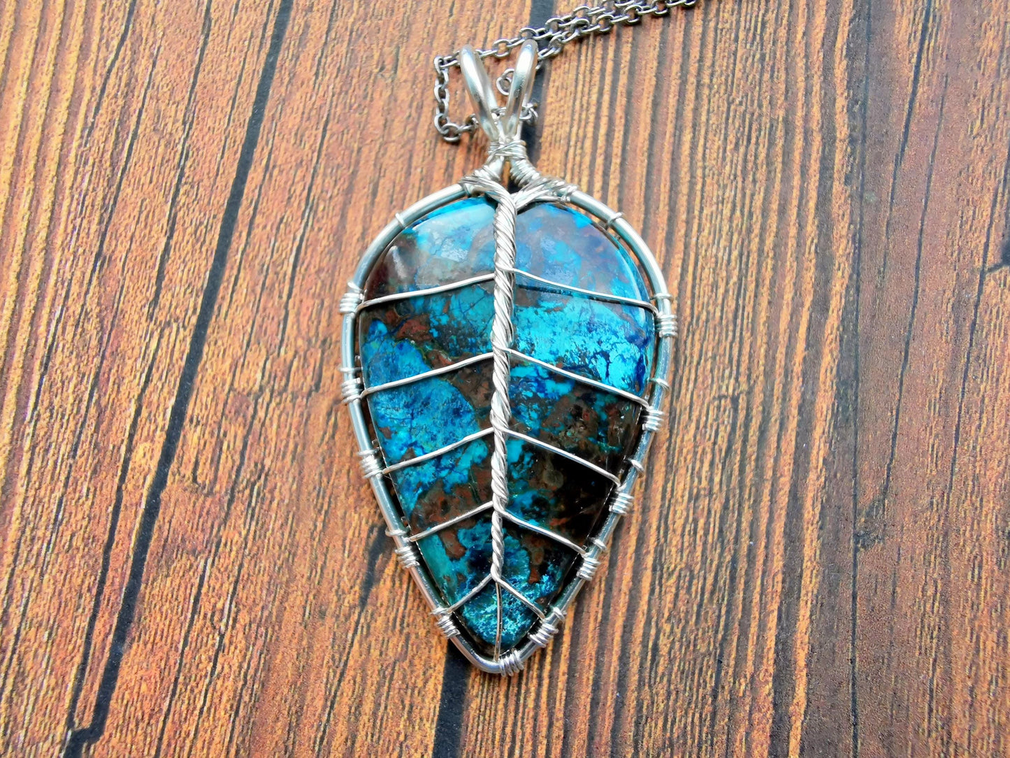 Leaf pendant with an shattuckite gemstone
