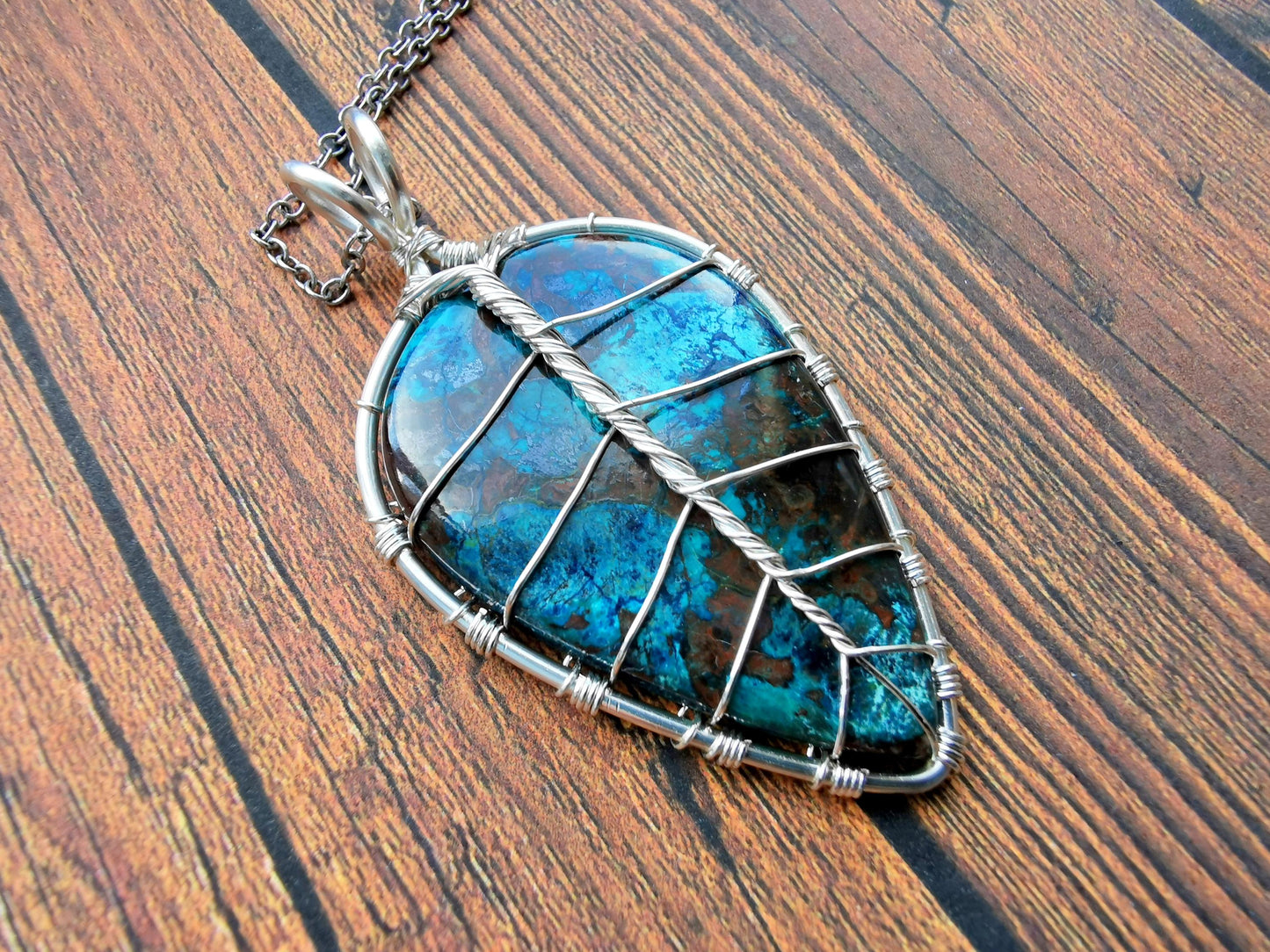 Leaf pendant with an shattuckite gemstone