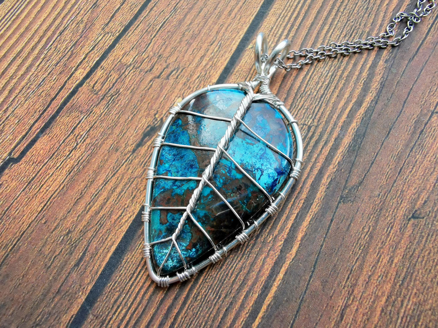 Leaf pendant with an shattuckite gemstone