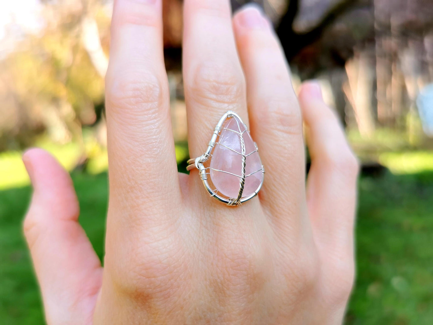 Leaf ring with a rose quartz gemstone