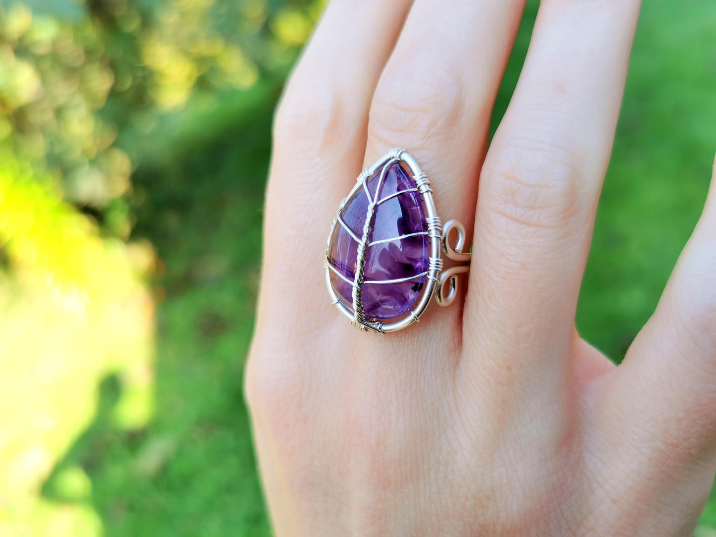 Leaf ring with an amethyst gemstone