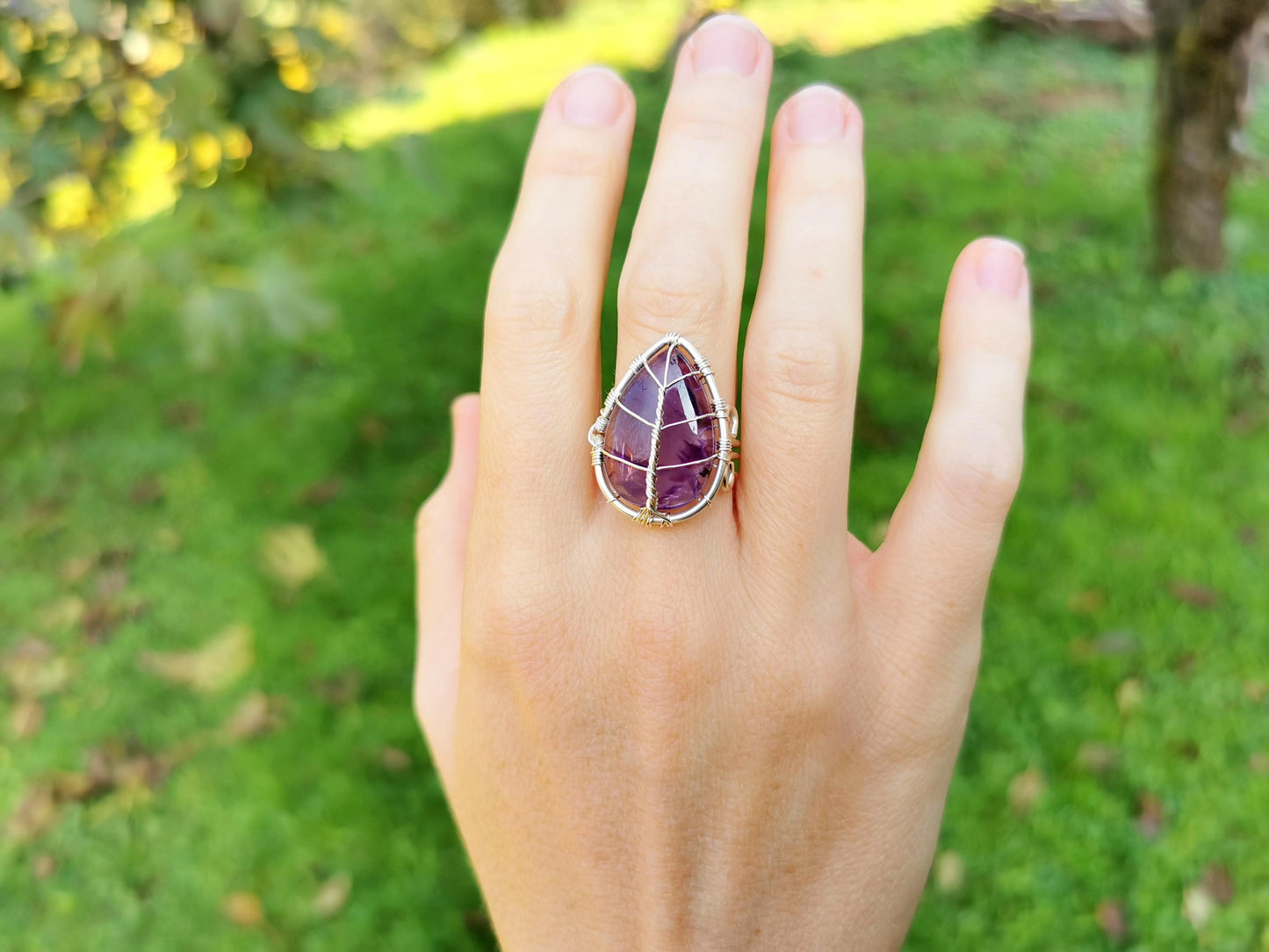Leaf ring with an amethyst gemstone