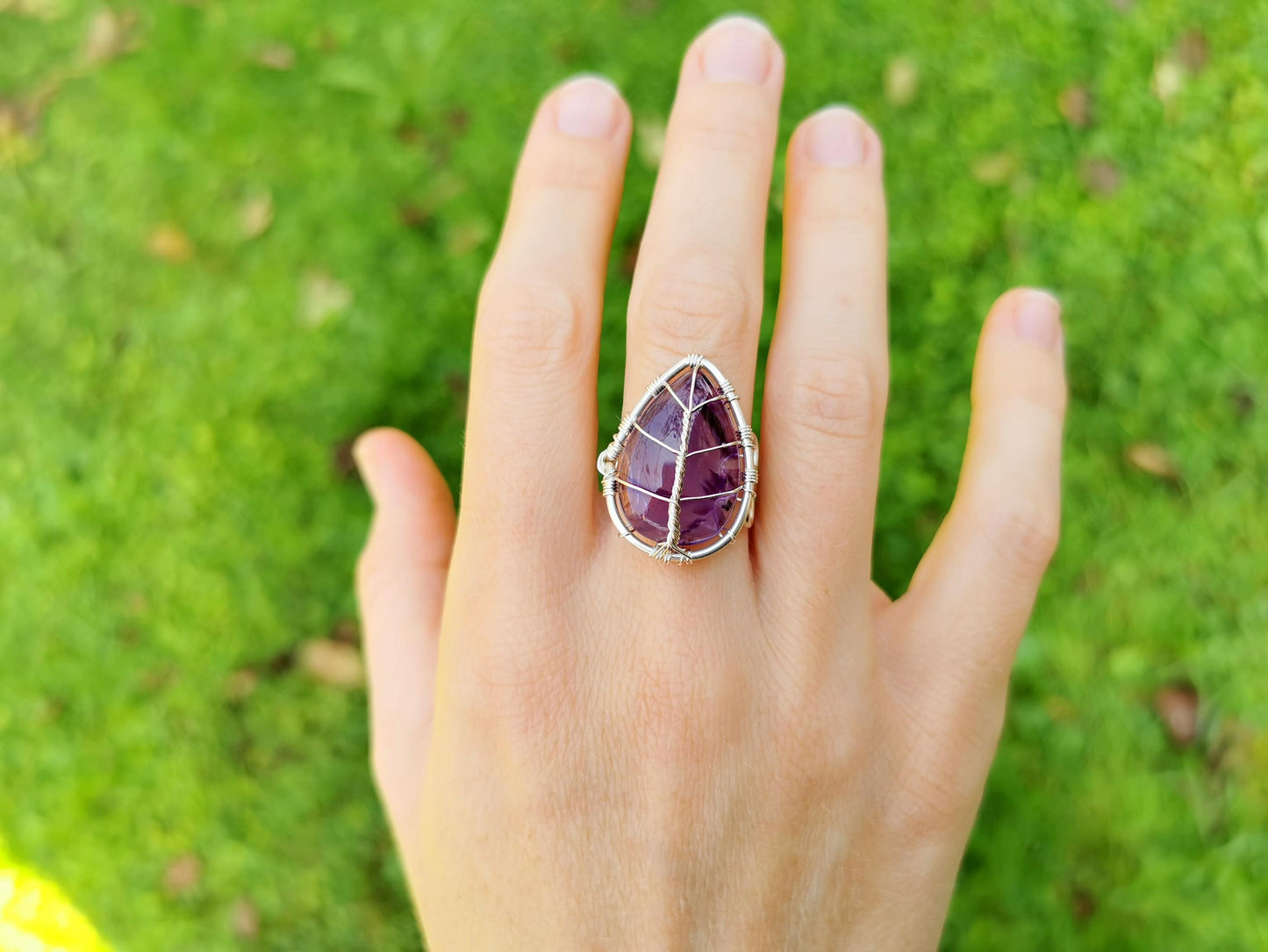 Leaf ring with an amethyst gemstone