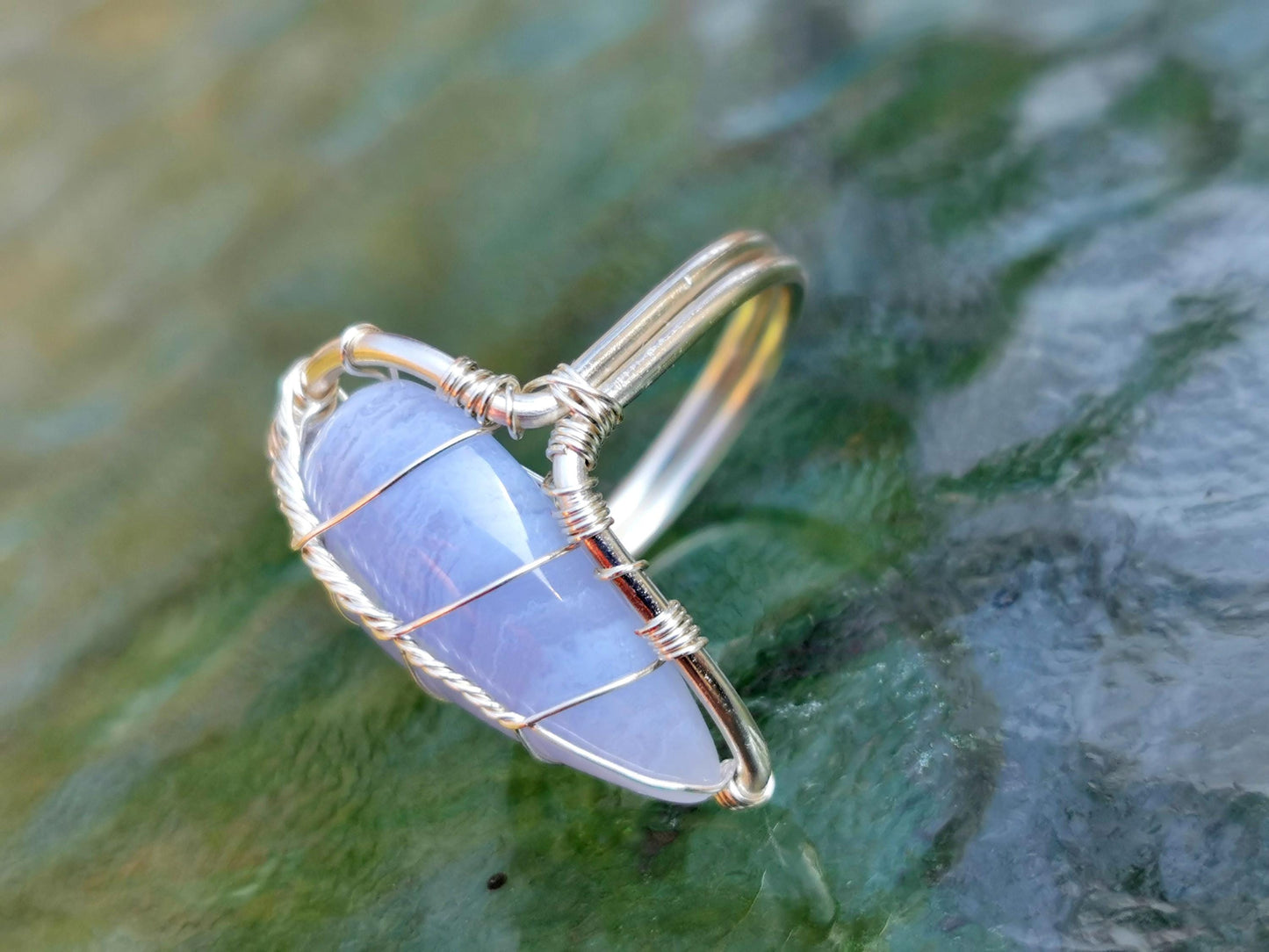 Leaf ring with a lace agate gemstone