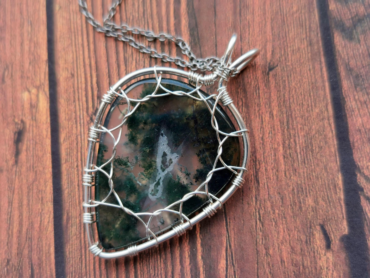 Leaf pendant with a moss agate gemstone