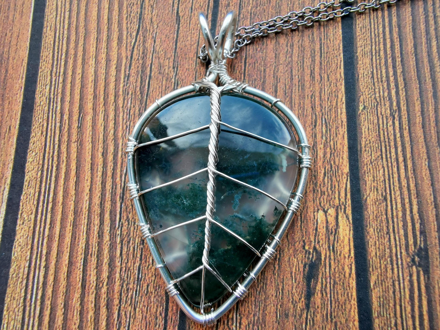 Leaf pendant with a moss agate gemstone