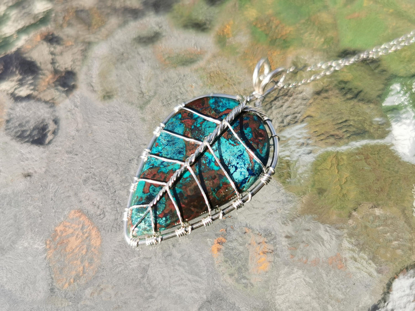 Leaf pendant with an shattuckite gemstone
