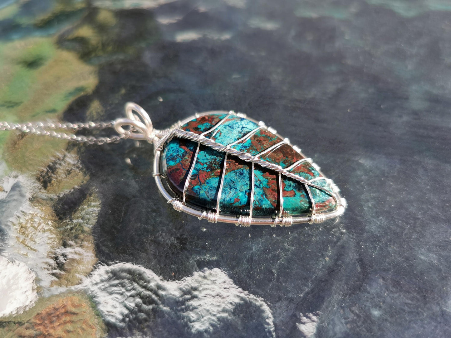 Leaf pendant with an shattuckite gemstone