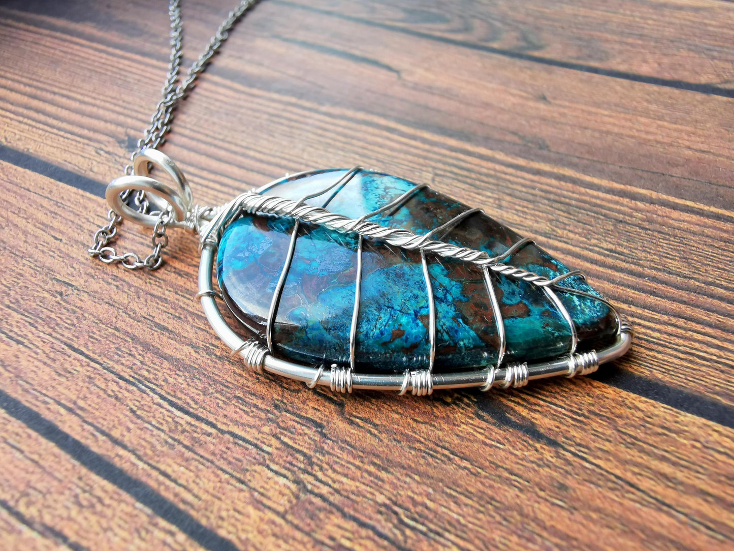 Leaf pendant with an shattuckite gemstone
