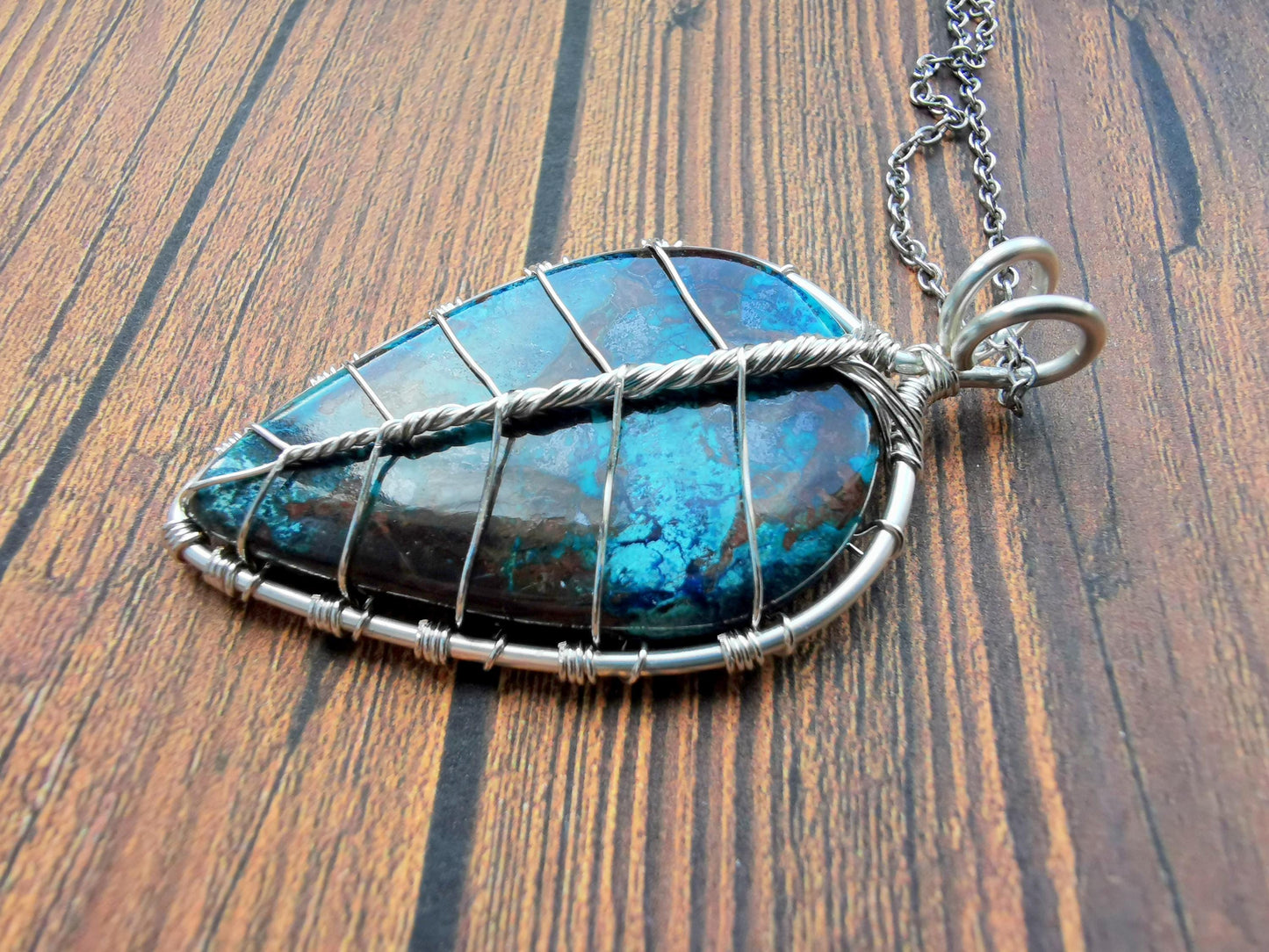 Leaf pendant with an shattuckite gemstone