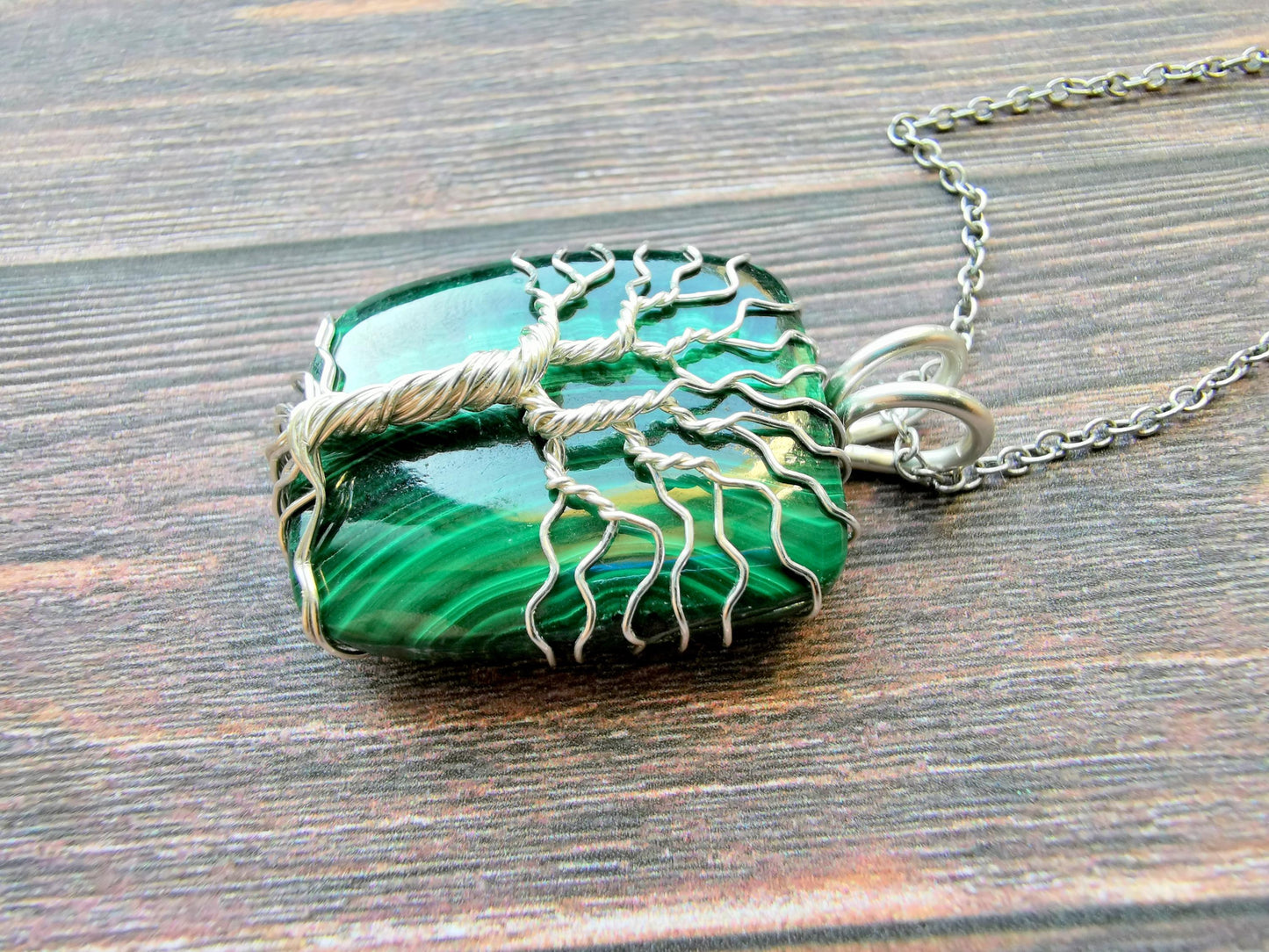 Tree pendant with a malachite gemstone