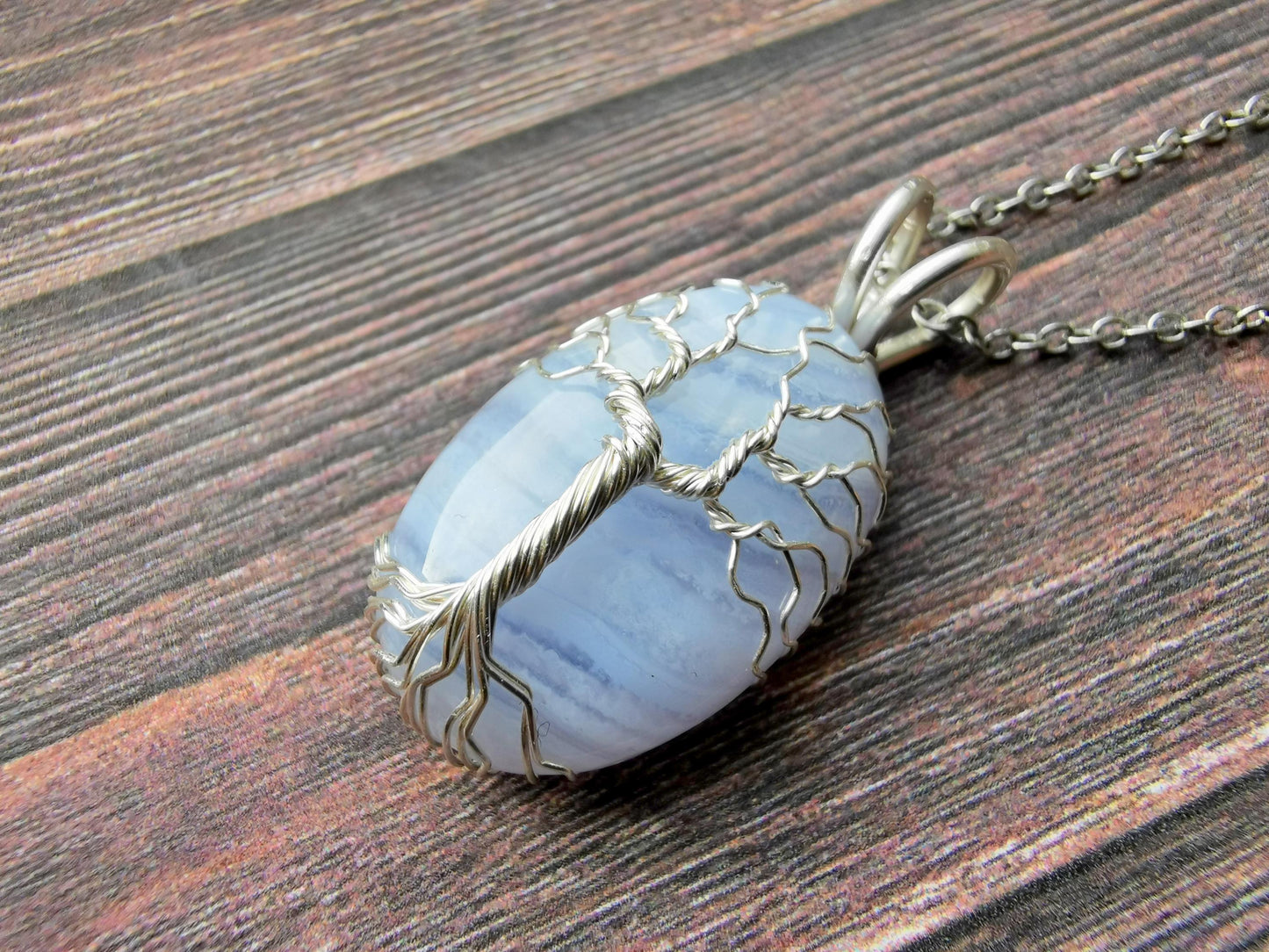 Tree pendant with a lace agate gemstone