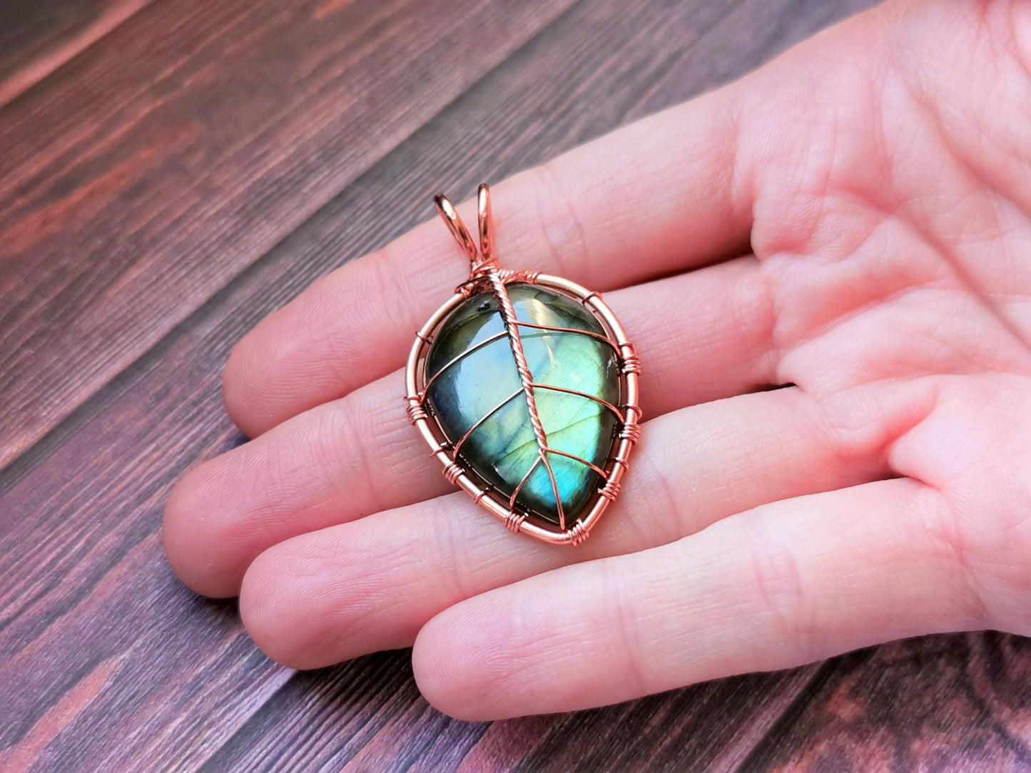 Leaf pendant with a labradorite gemstone