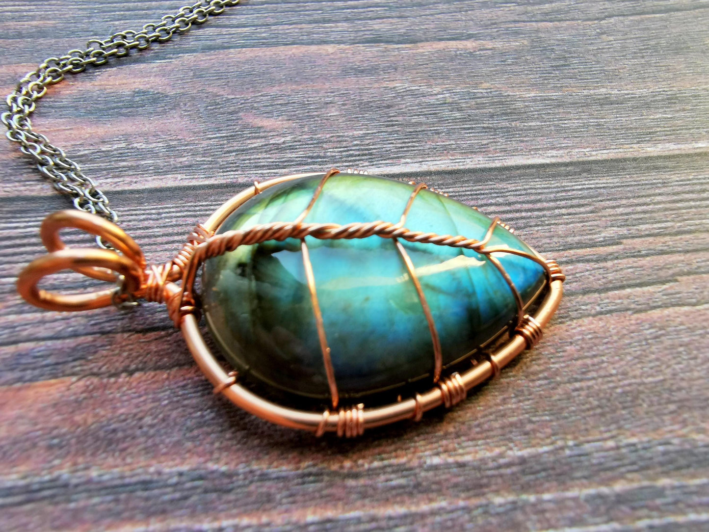 Leaf pendant with a labradorite gemstone