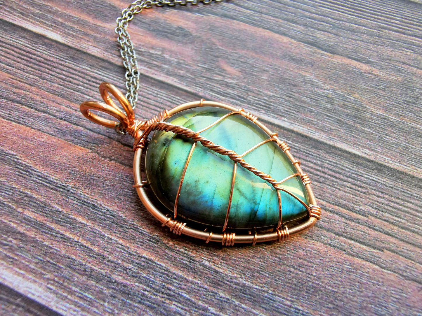 Leaf pendant with a labradorite gemstone