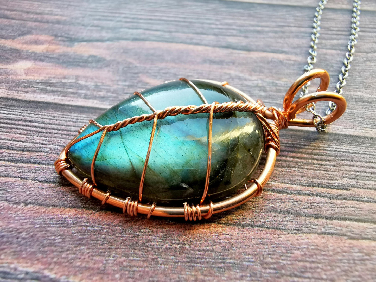 Leaf pendant with a labradorite gemstone