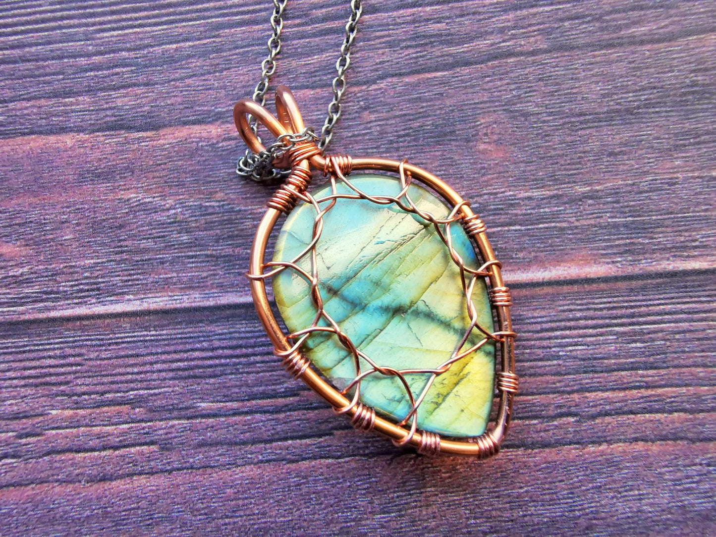 Leaf pendant with a labradorite gemstone