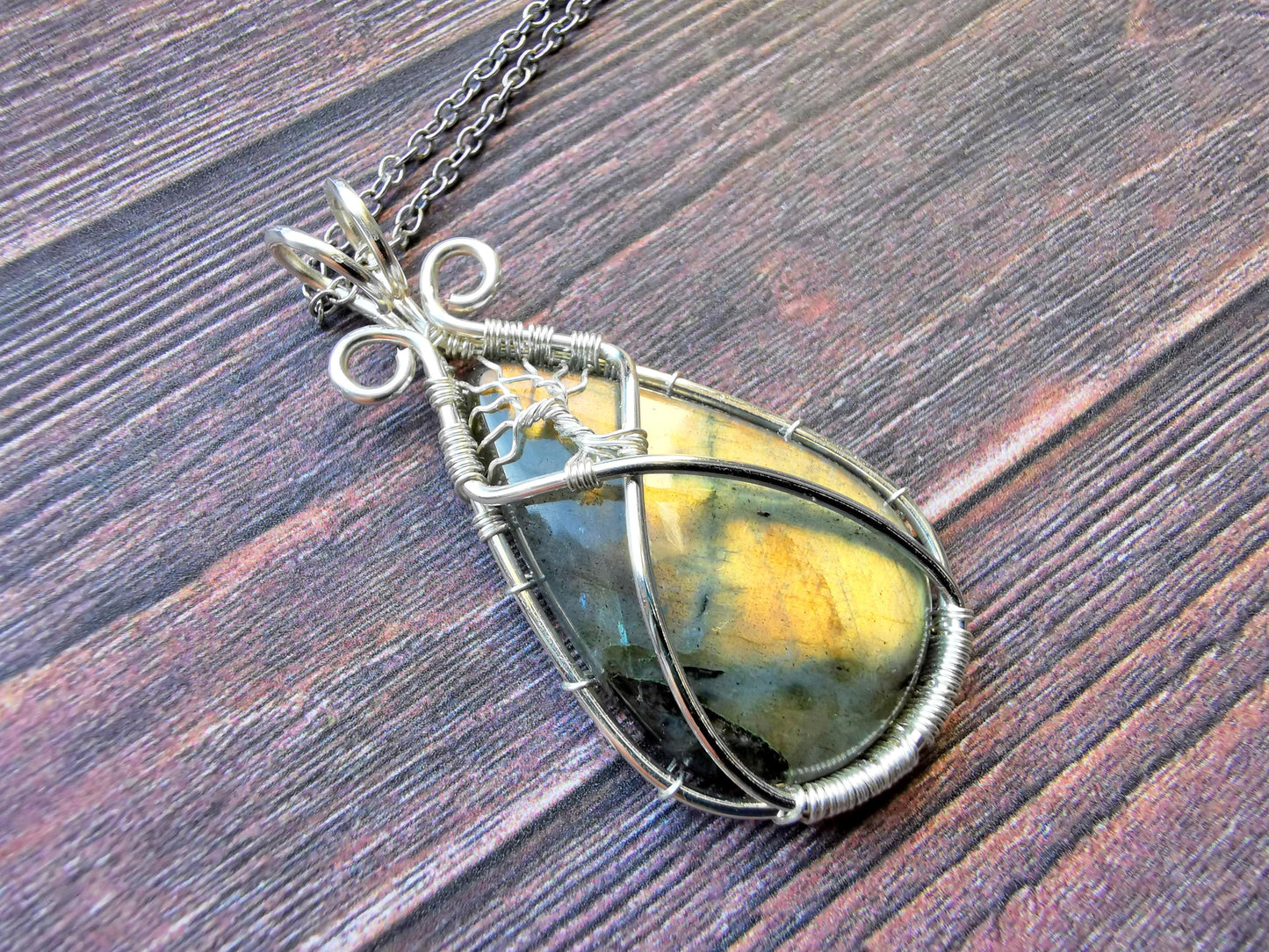 Tree pendant with a labradorite gemstone